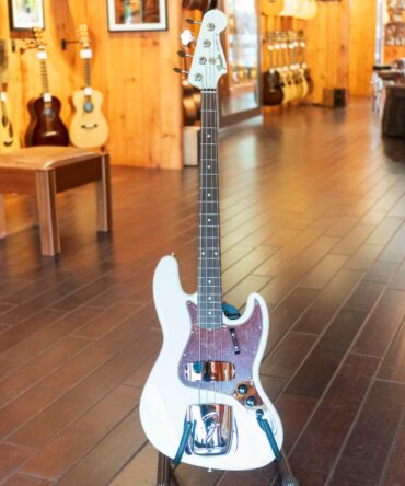 Fender Custom Shop 1962 Jazz Bass Aged Olympic White, matching headstock